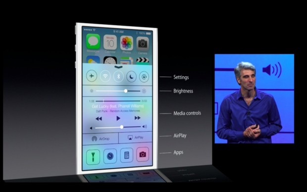 Ein Wisch von unten zeigt das neue Control Center. (Bild: Apple/Screenshot: Golem.de)
